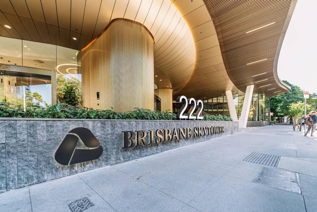 Amazing City &River views 60th level skytower 3 bedrooms&Free parking