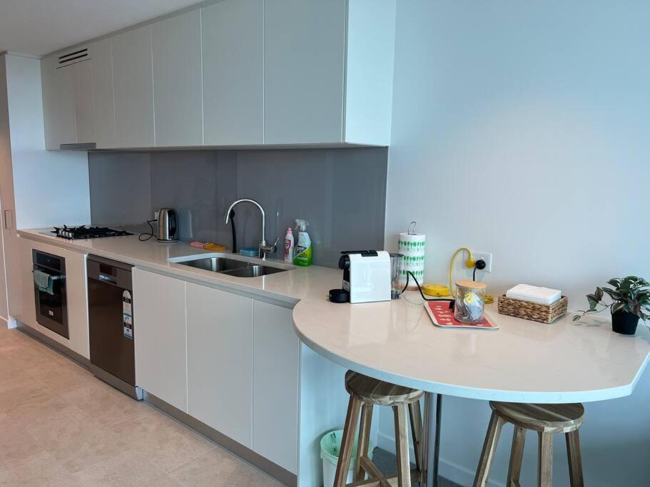 Amazing City &River views 60th level skytower 3 bedrooms&Free parking