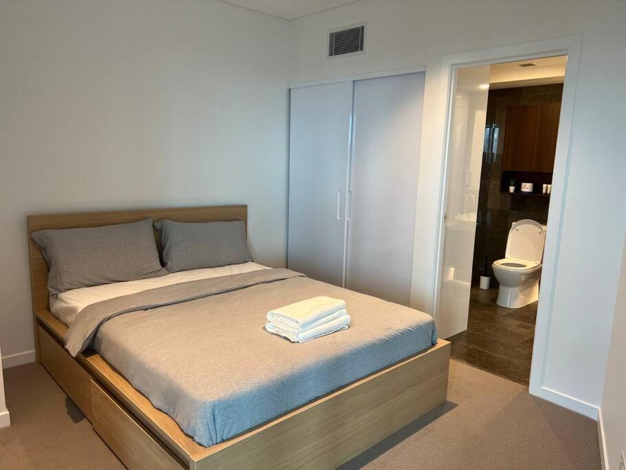 Amazing City &River views 60th level skytower 3 bedrooms&Free parking