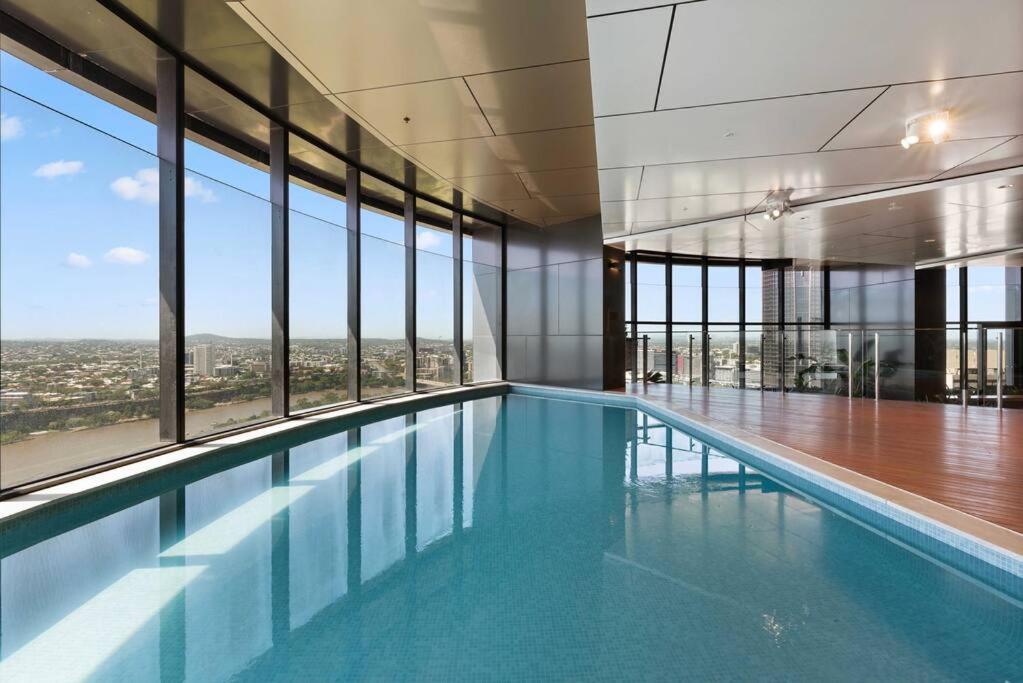 Amazing City &River views 60th level skytower 3 bedrooms&Free parking