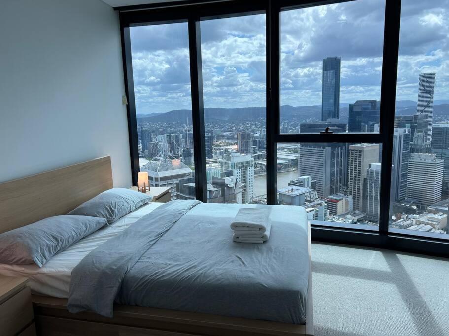 Amazing City &River views 60th level skytower 3 bedrooms&Free parking
