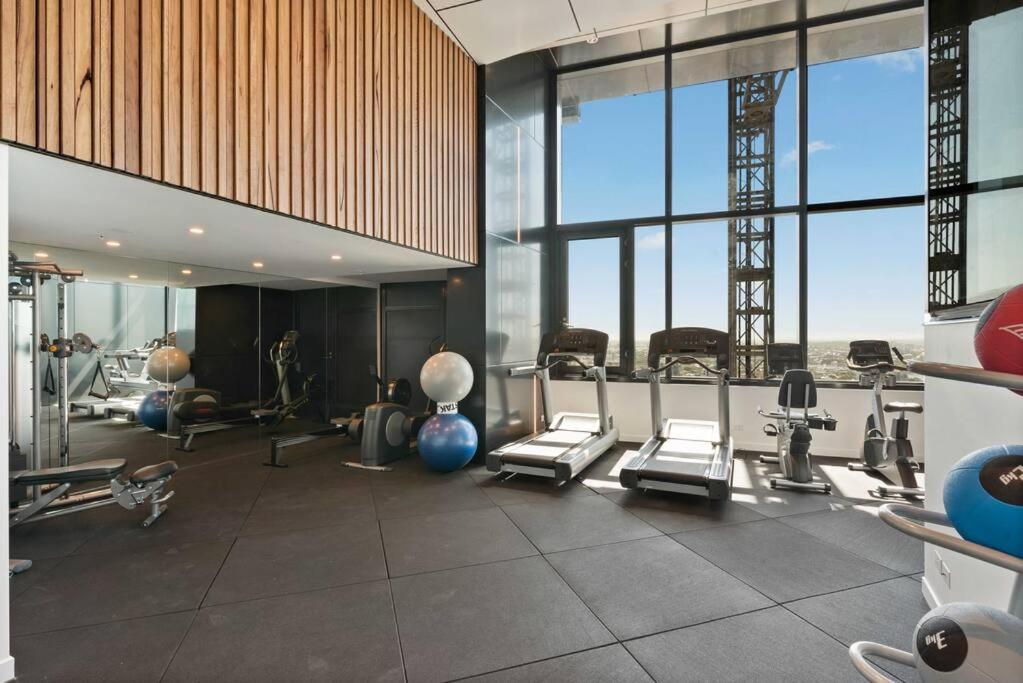 Amazing City &River views 60th level skytower 3 bedrooms&Free parking