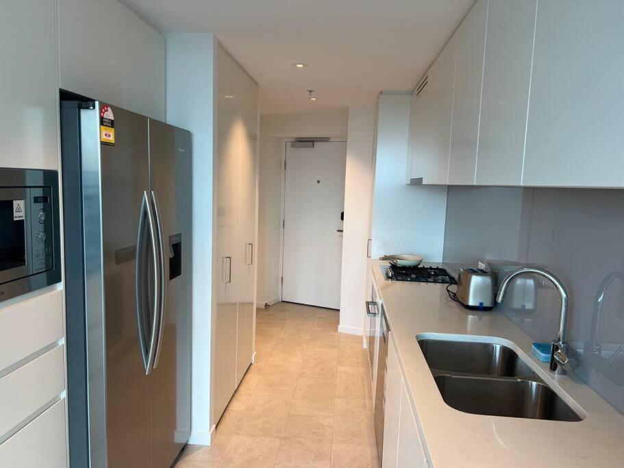 Amazing City &River views 60th level skytower 3 bedrooms&Free parking