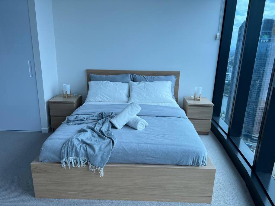 Amazing City &River views 60th level skytower 3 bedrooms&Free parking