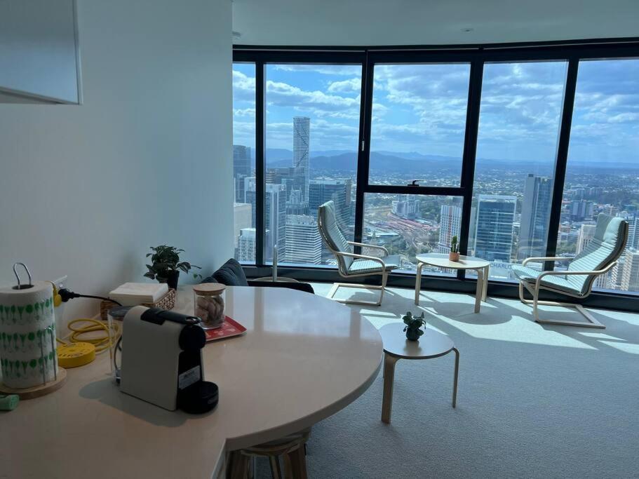 Amazing City &River views 60th level skytower 3 bedrooms&Free parking