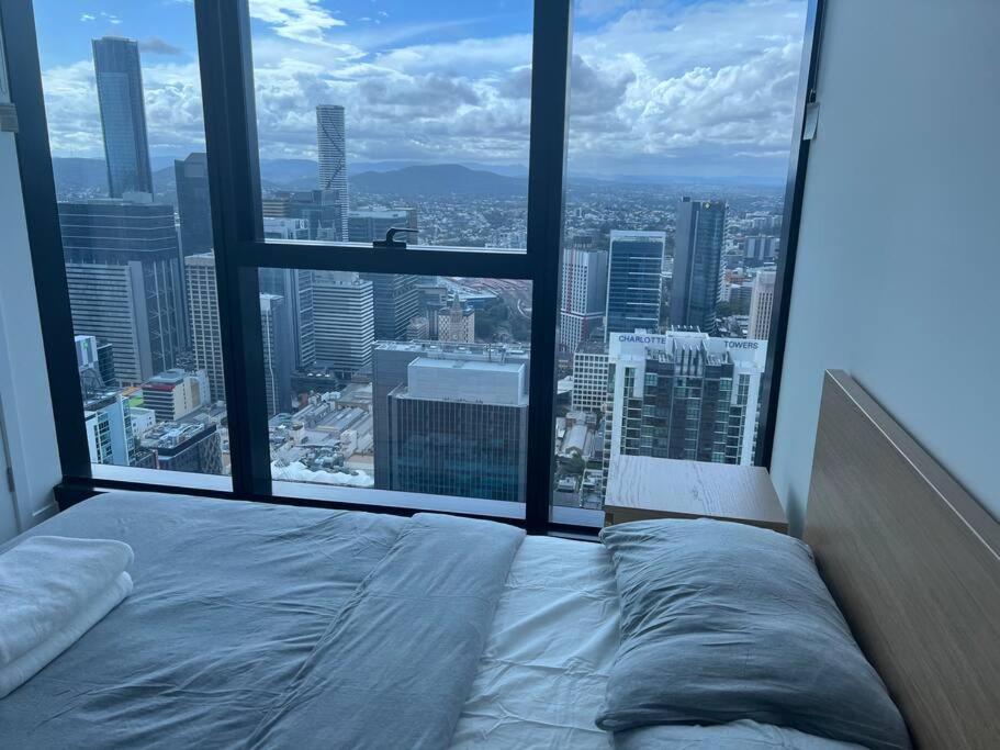 Amazing City &River views 60th level skytower 3 bedrooms&Free parking
