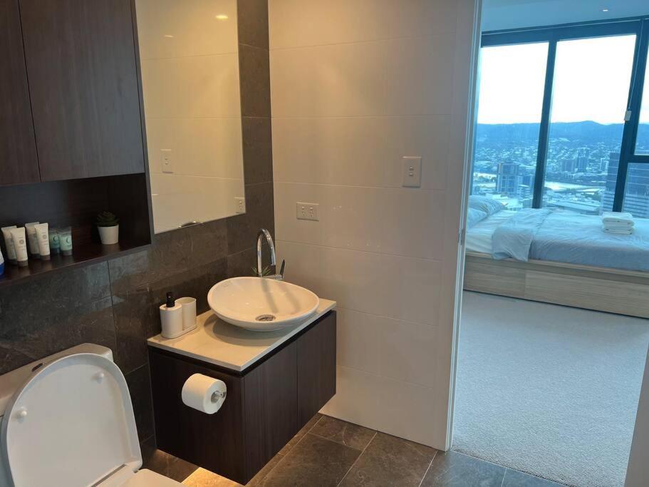 Amazing City &River views 60th level skytower 3 bedrooms&Free parking