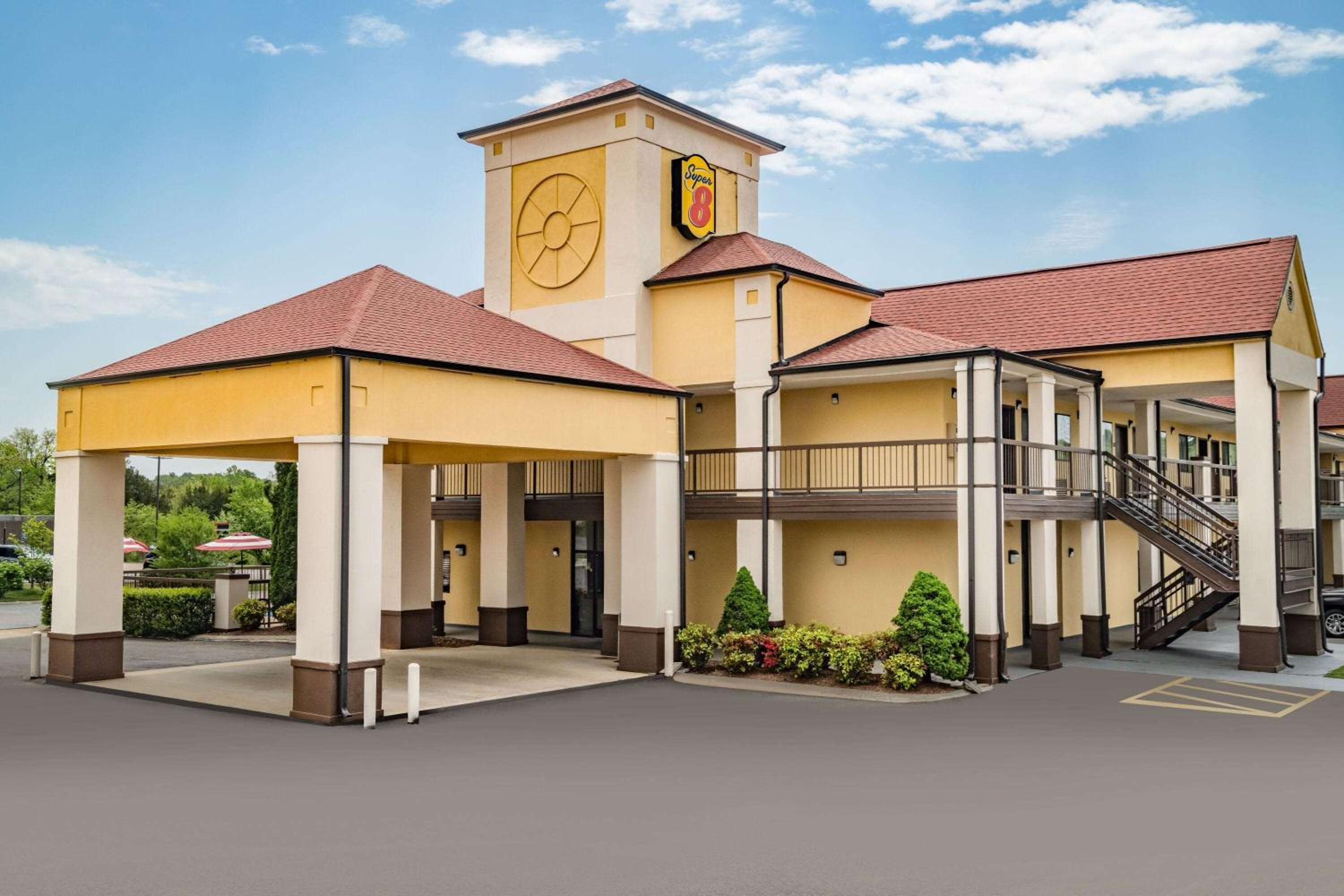 Super 8 by Wyndham Columbia view 3