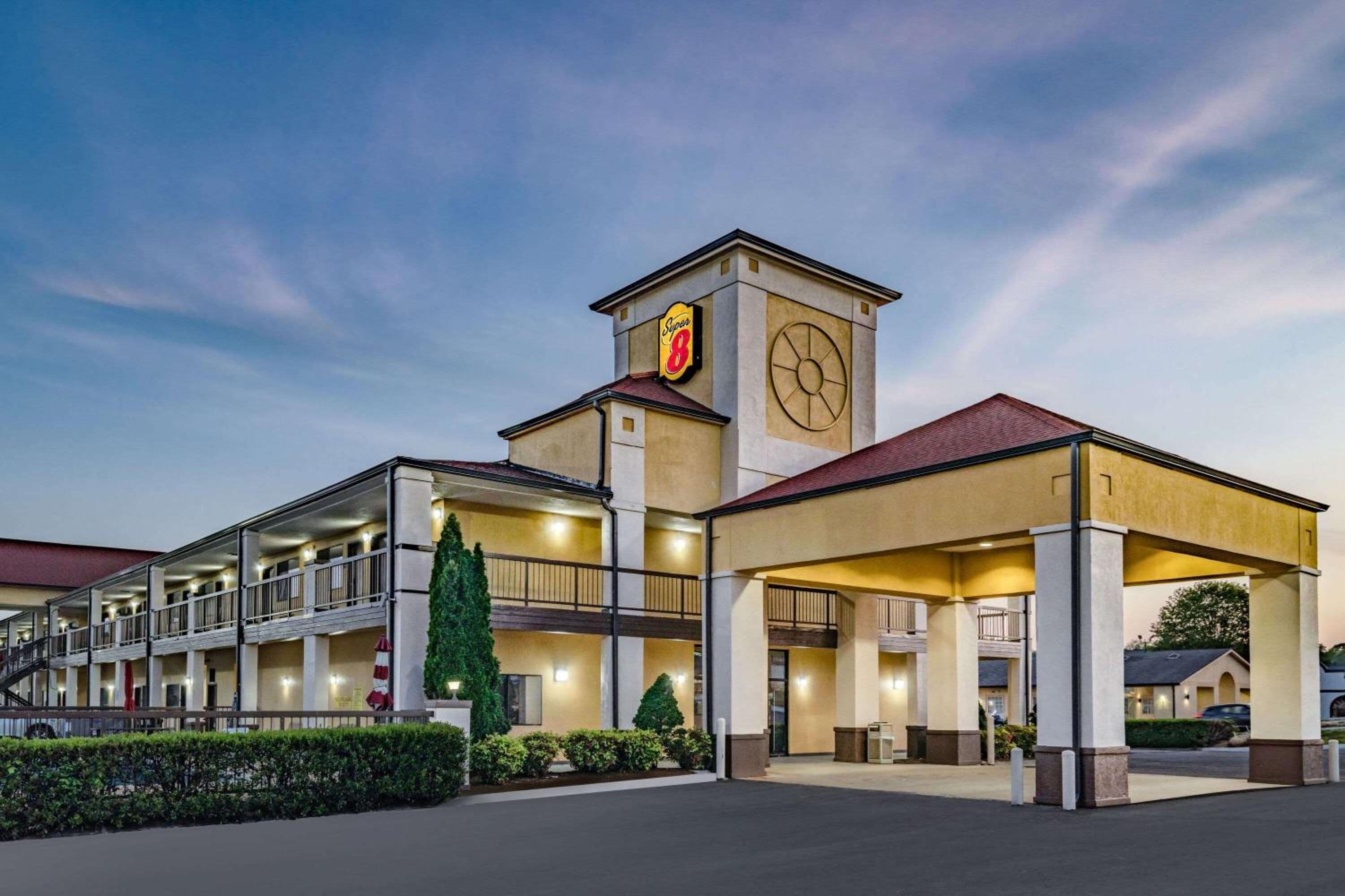 Super 8 by Wyndham Columbia view 4