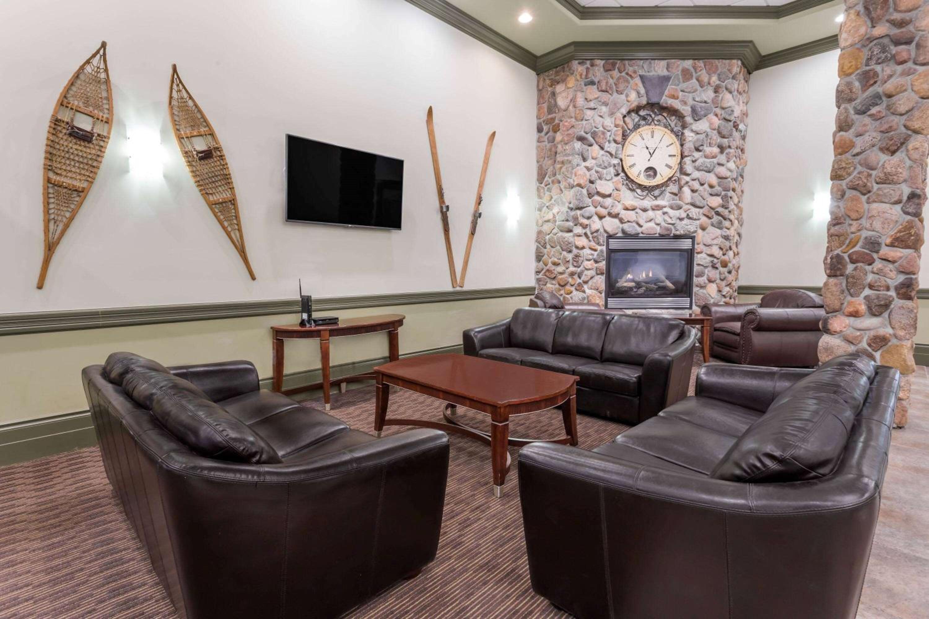 Hinton Vacations - Ramada by Wyndham Hinton - Property Image 2