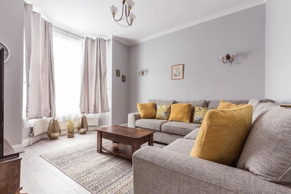 Hotel 4 bedroom house, 2 Min Walk From Station - Image 1