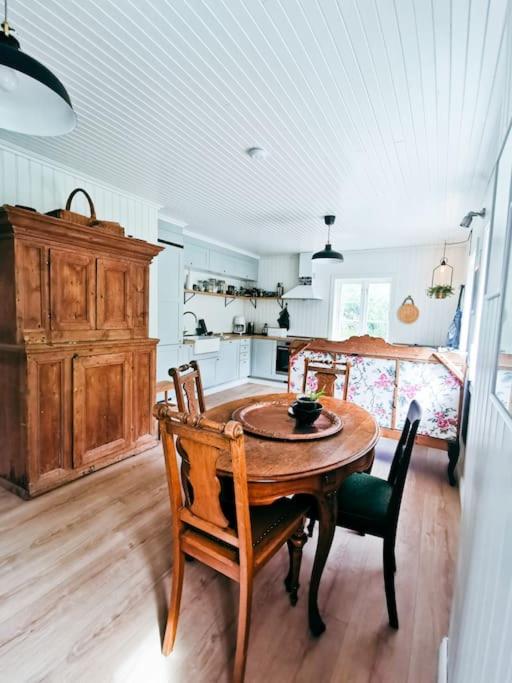 Romantic farmhouse with idyllic garden view 3
