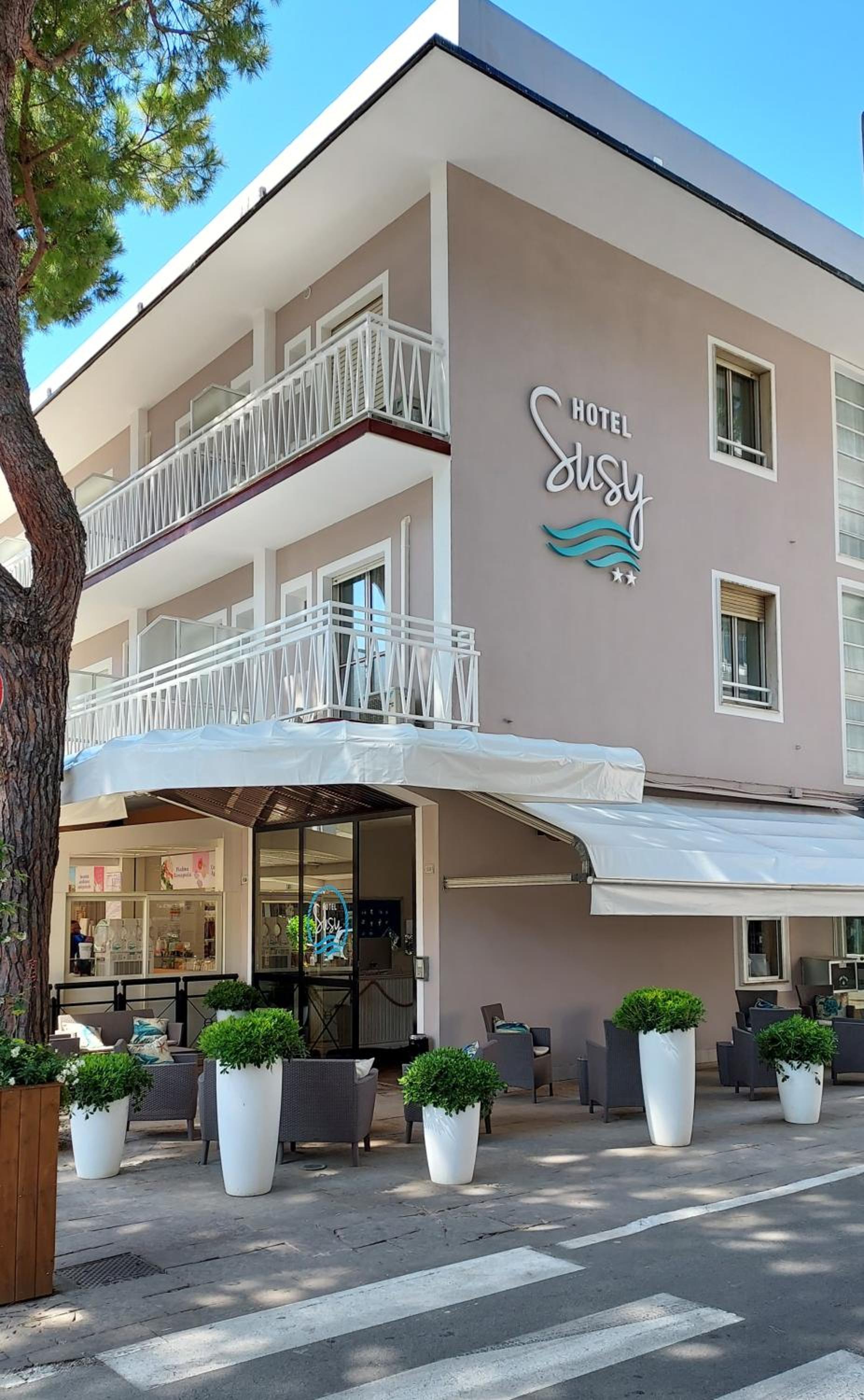 Hotel Susy - Ambienti rinnovati - direttamente su viale Dante e a due passi dal mare - Image 1