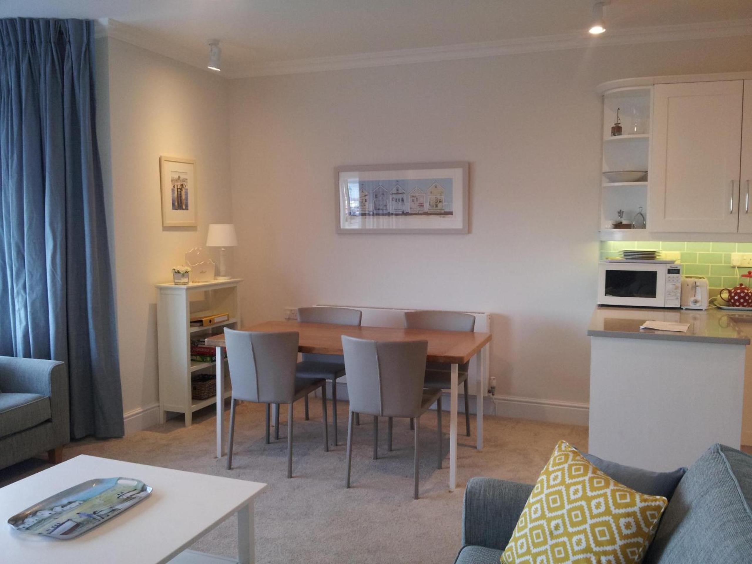 Beautiful Aberdovey Seafront Apartment 2 view 3