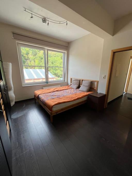 Loft spacieux dans une ancienne beurrerie avec parking gratuit