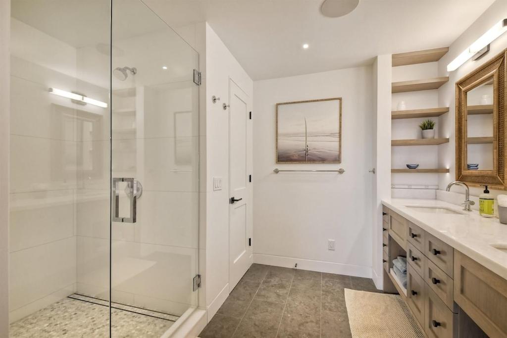 Oceanfront Luxury, Fully Remodeled, Five-Star