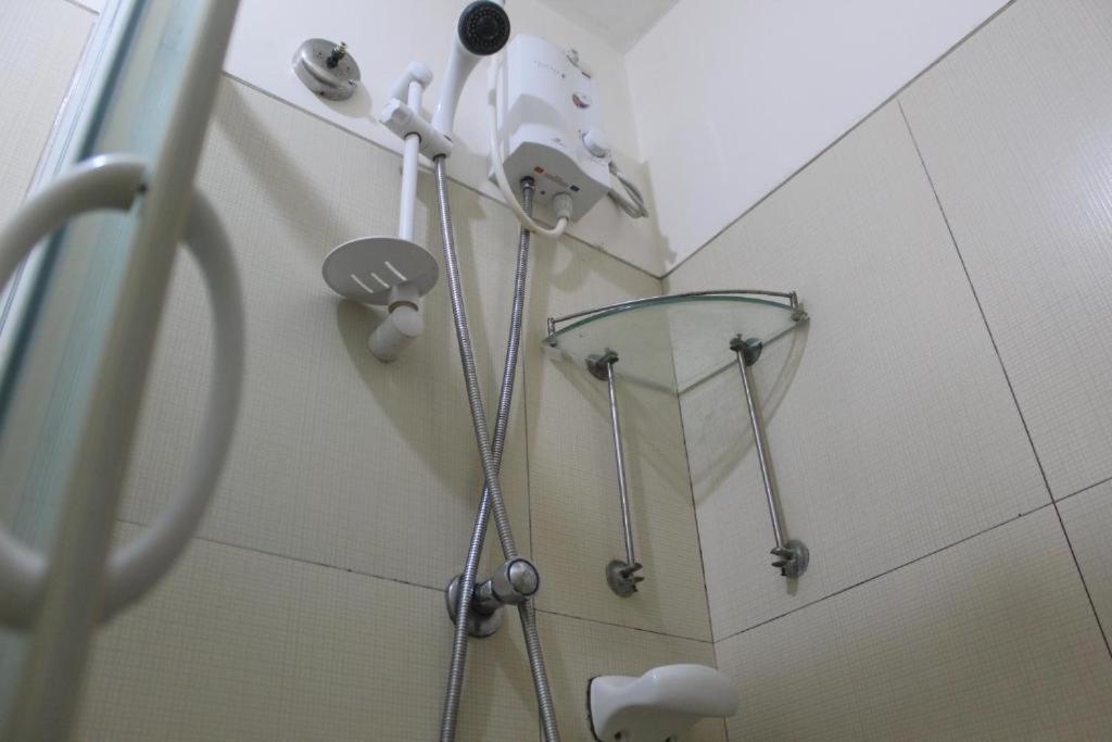 CHATEAU ELYSEE a8 near Airport and Sm mall, WIFI