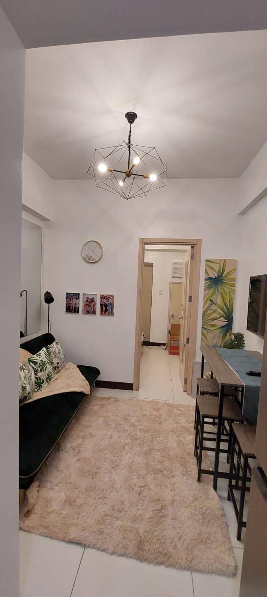 CHATEAU ELYSEE a8 near Airport and Sm mall, WIFI