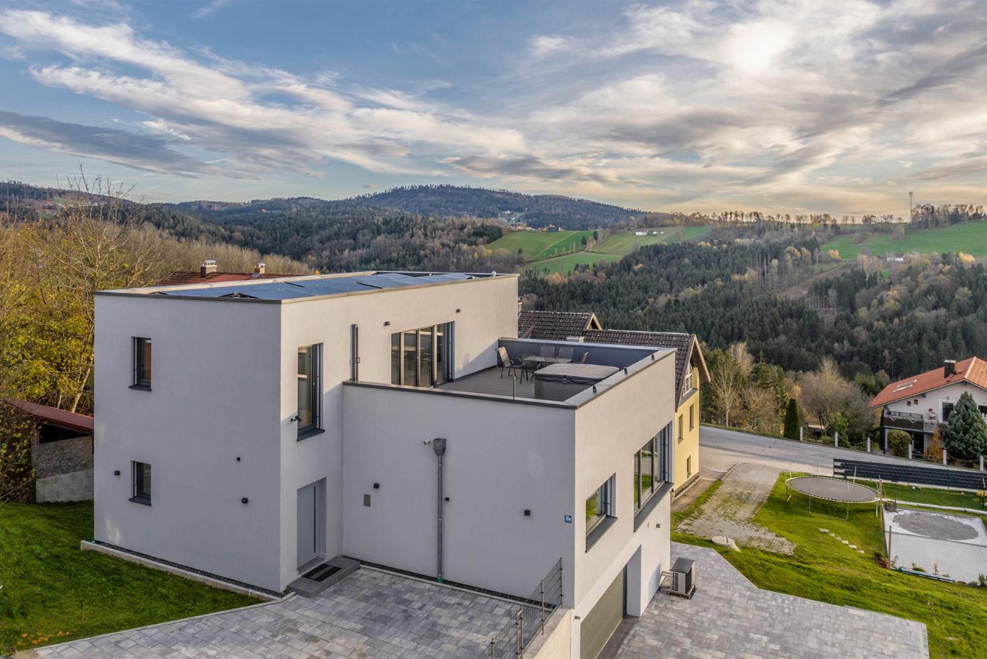 Moderne Villa mit Whirlpool und Heimkino