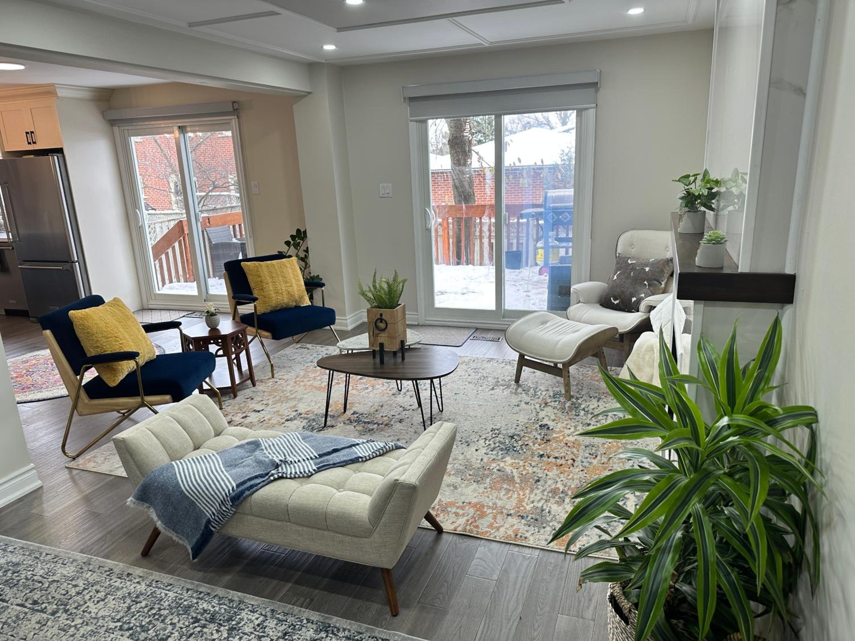 Chic Renovated 3BR Spacious Home Near Yonge St
