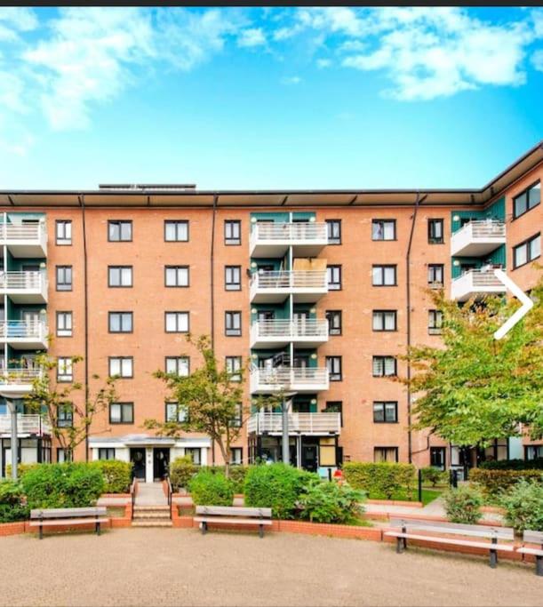 Bright, Nice Interior, Close to the City, 2 Bedroom Apartment