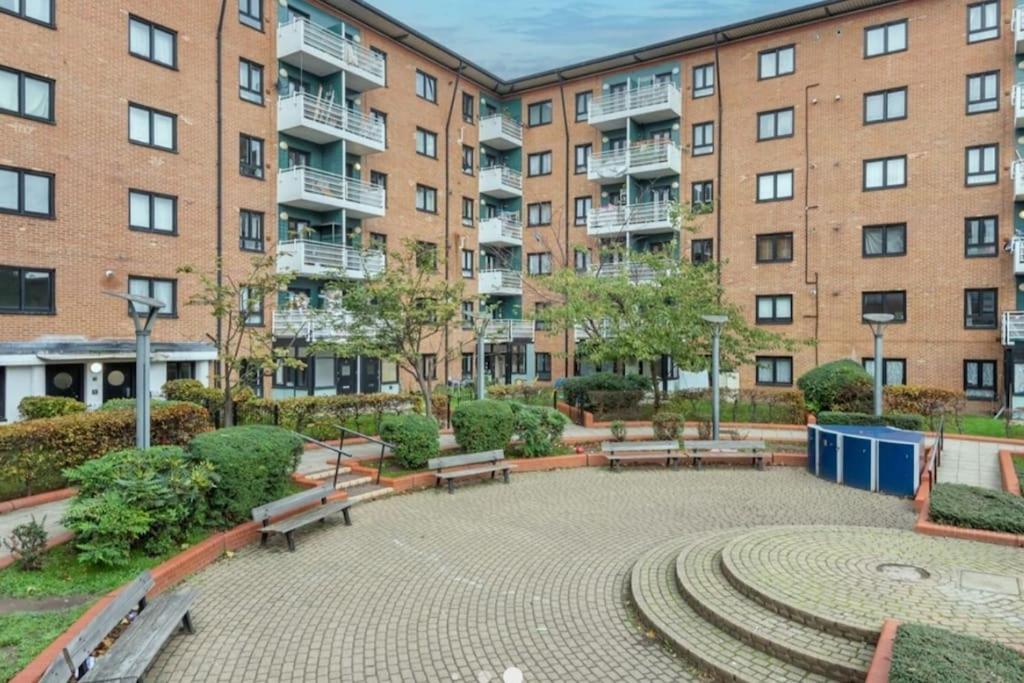 Bright, Nice Interior, Close to the City, 2 Bedroom Apartment