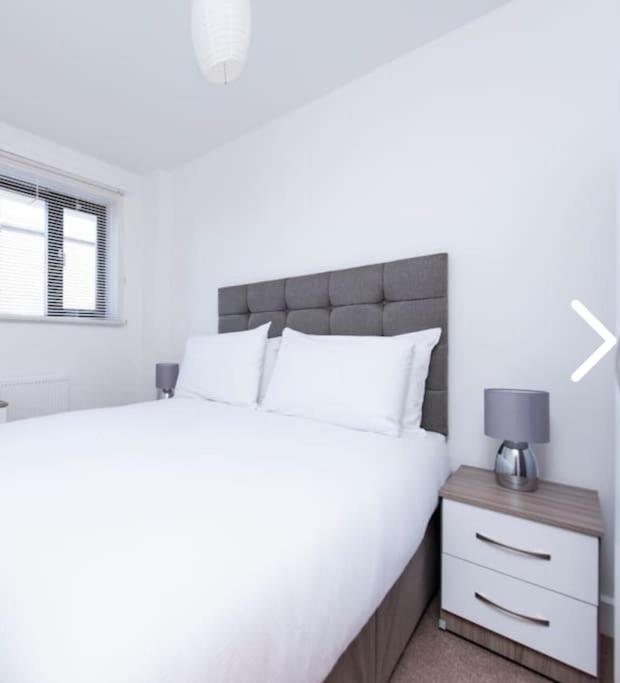 Bright, Nice Interior, Close to the City, 2 Bedroom Apartment