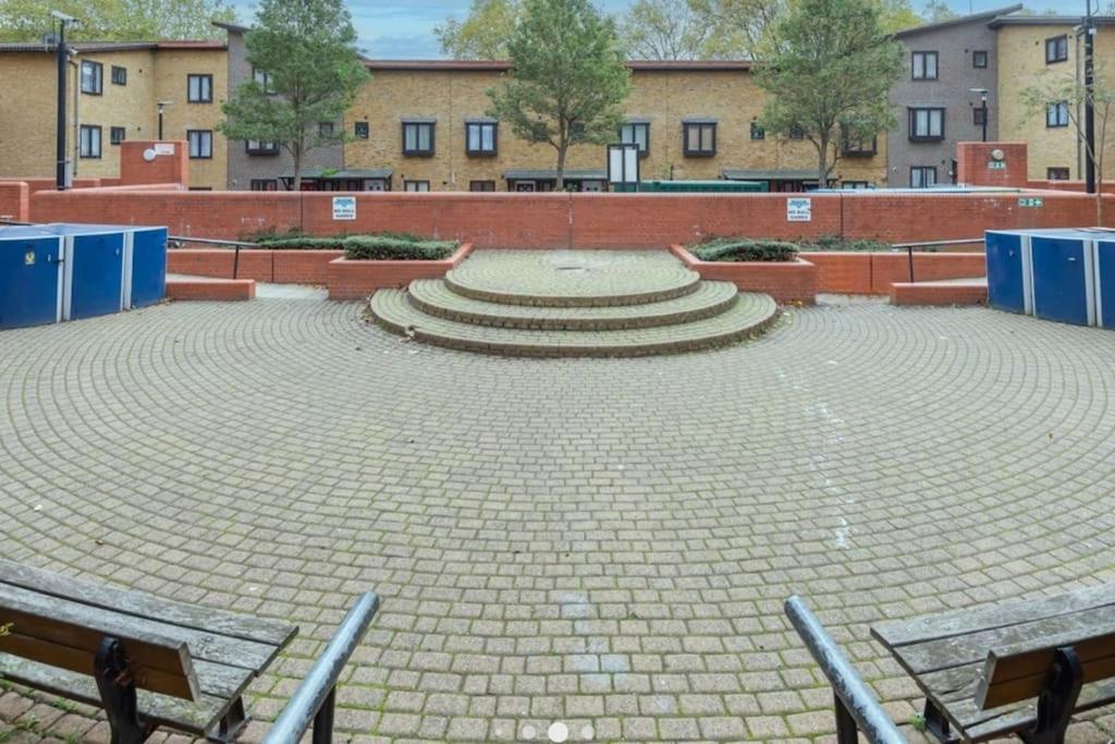 Bright, Nice Interior, Close to the City, 2 Bedroom Apartment