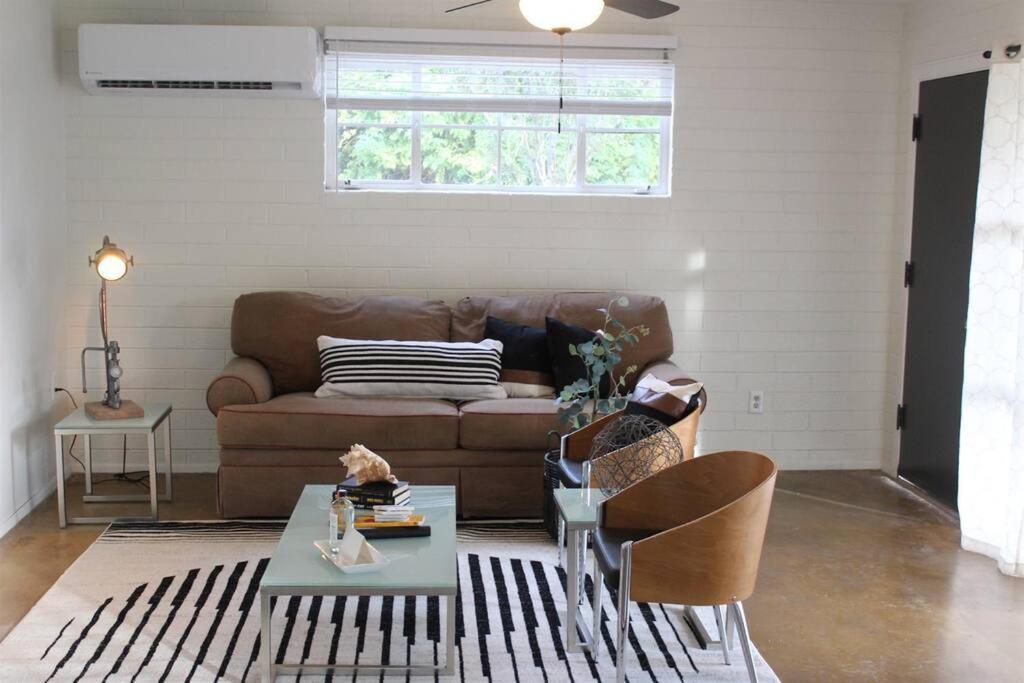 Remodeled Modern Ground Level Apt Blocks to Dwntn - B view 4