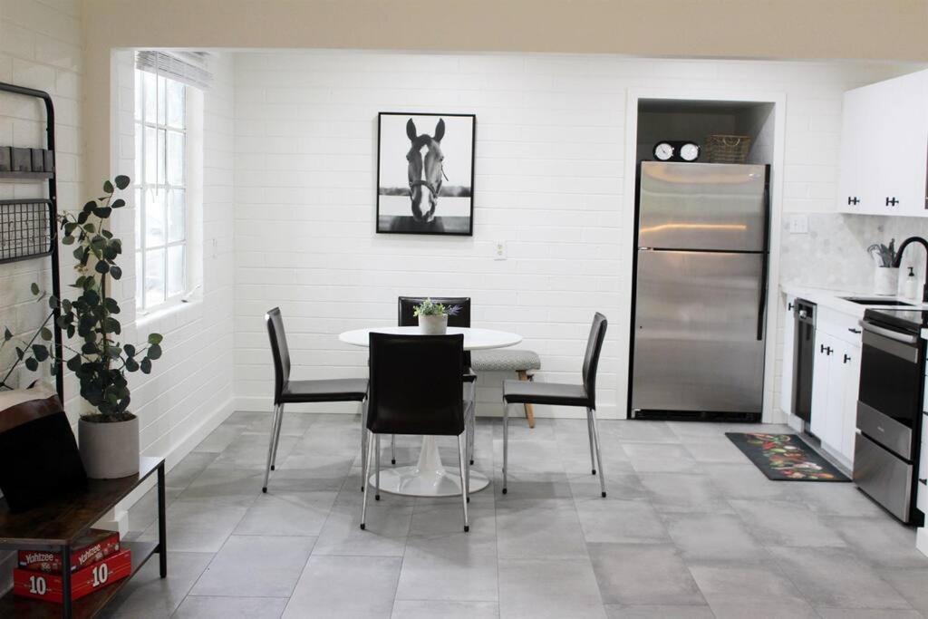 Remodeled Modern Ground Level Apt Blocks to Dwntn - B view 5