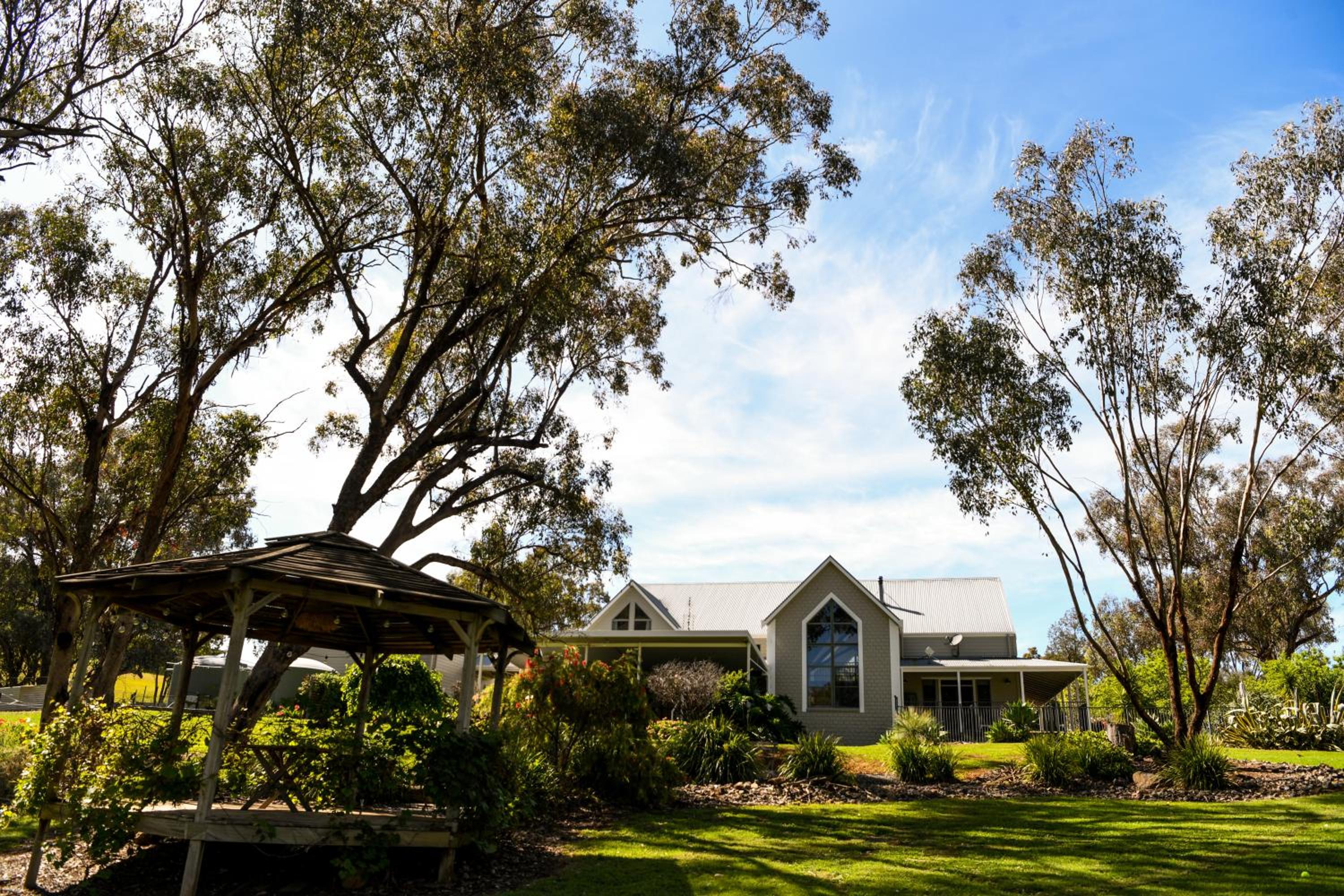 Tamworth Country Escape with a beautiful swimming pool!