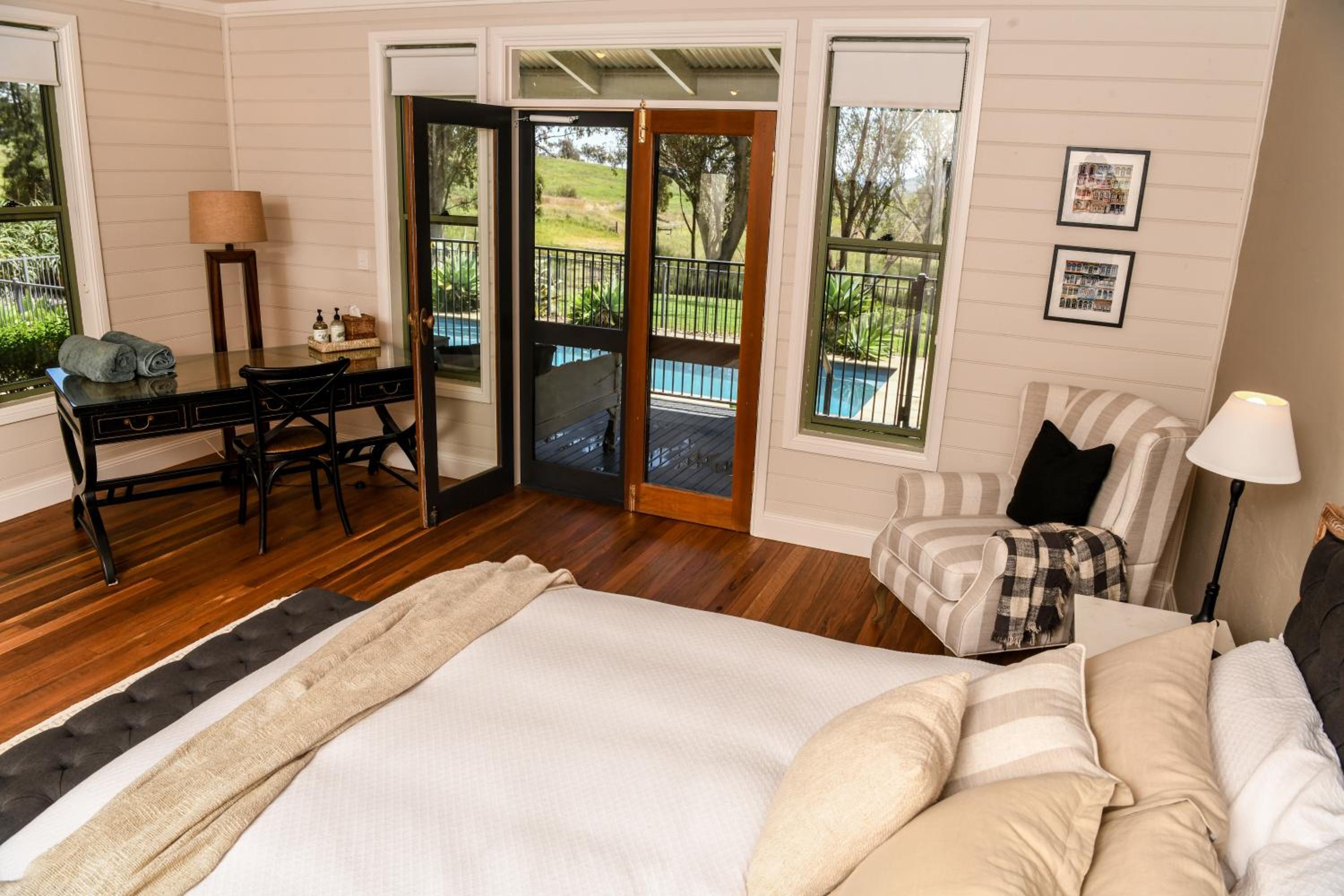 Tamworth Country Escape with a beautiful swimming pool!