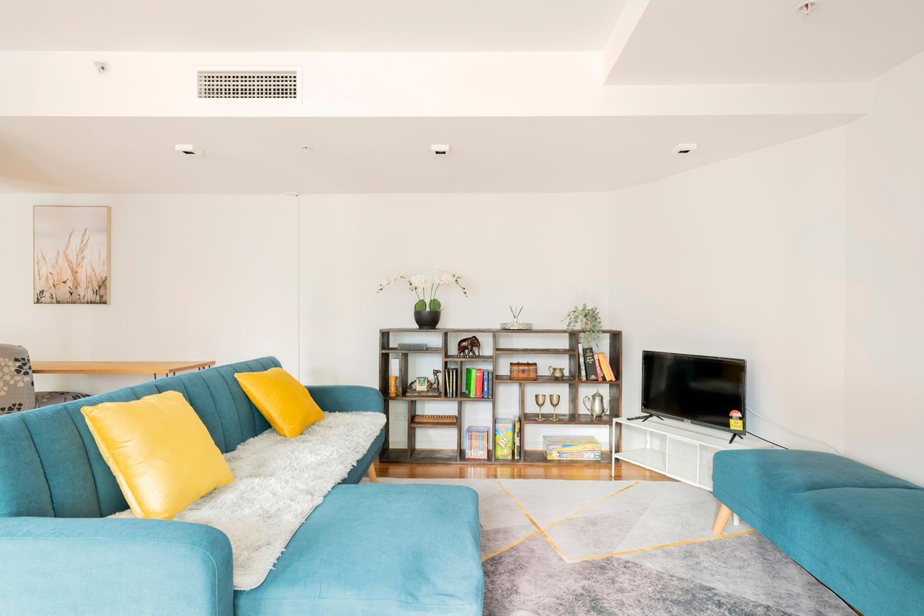 Luxury 3-Storey Loft with free parking on premises