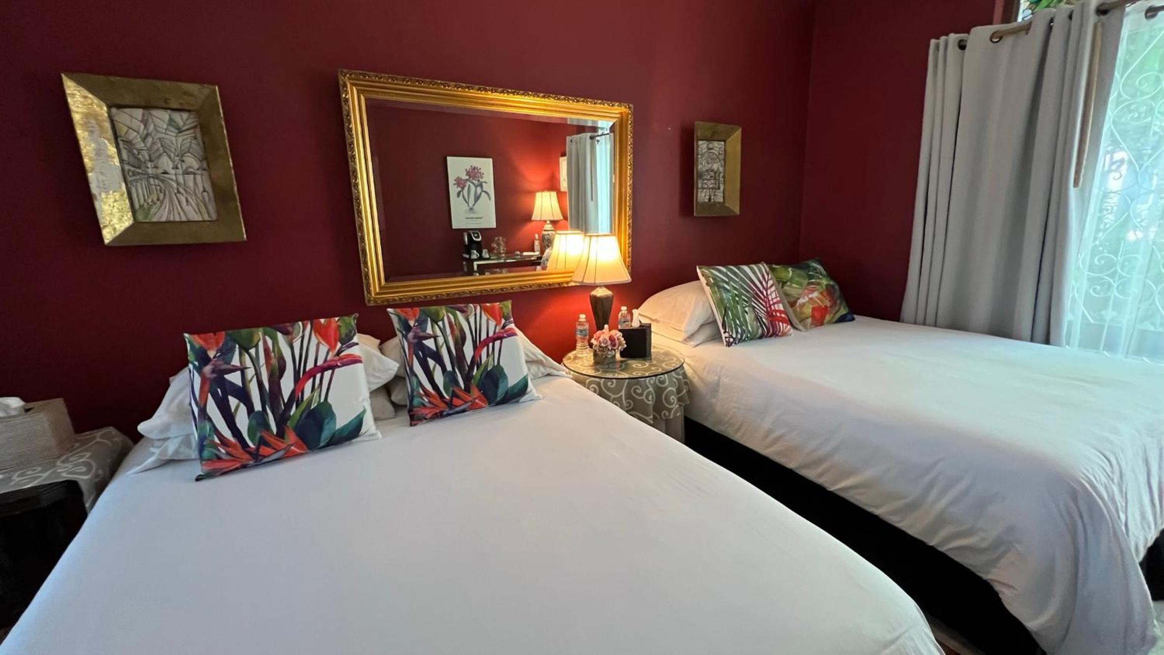 Dickinson Guest House, Guadalajara Expo