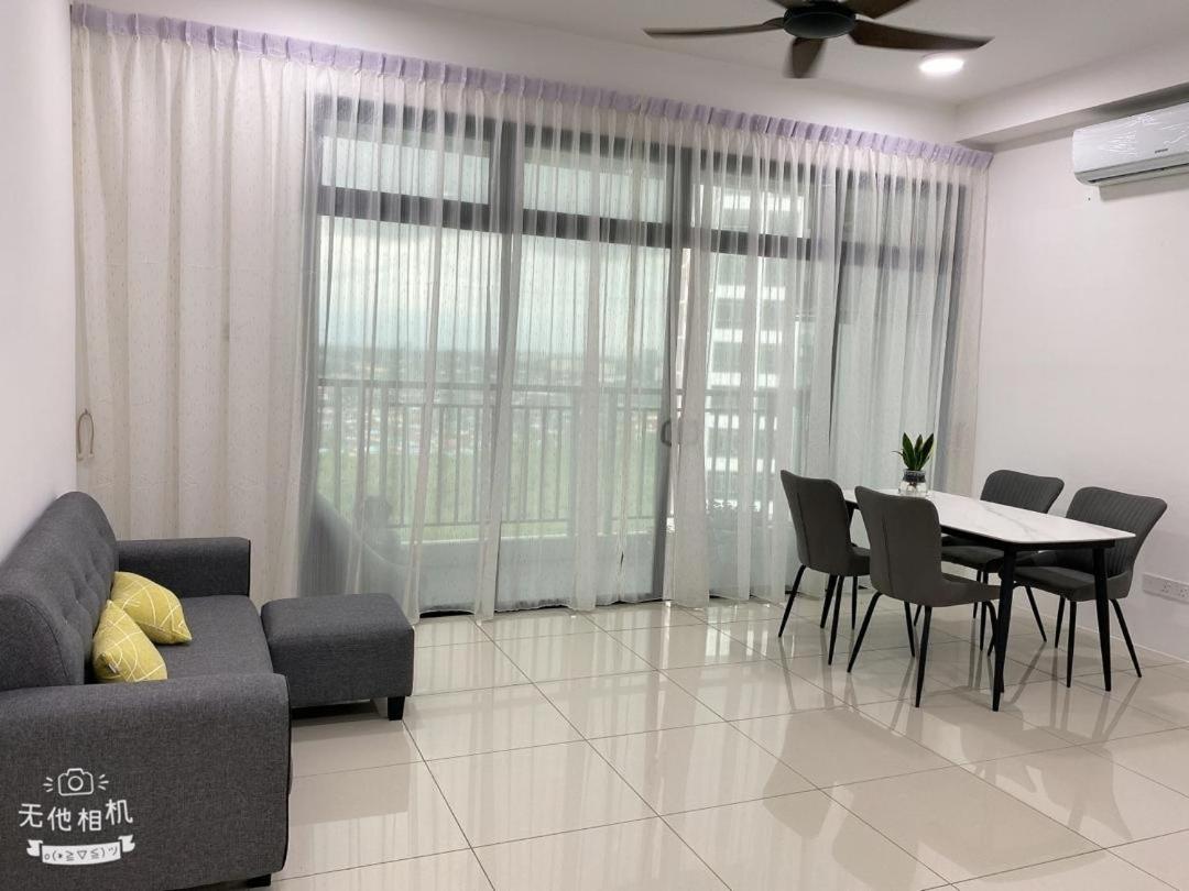HomeNest JB City Poolview suite by Cozy Home