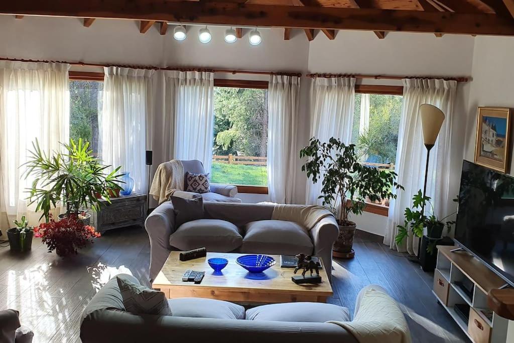 Casa privada amplia y tranquila, rodeada de naturaleza.
