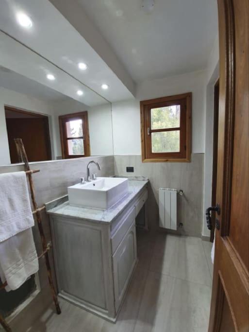 Casa privada amplia y tranquila, rodeada de naturaleza.