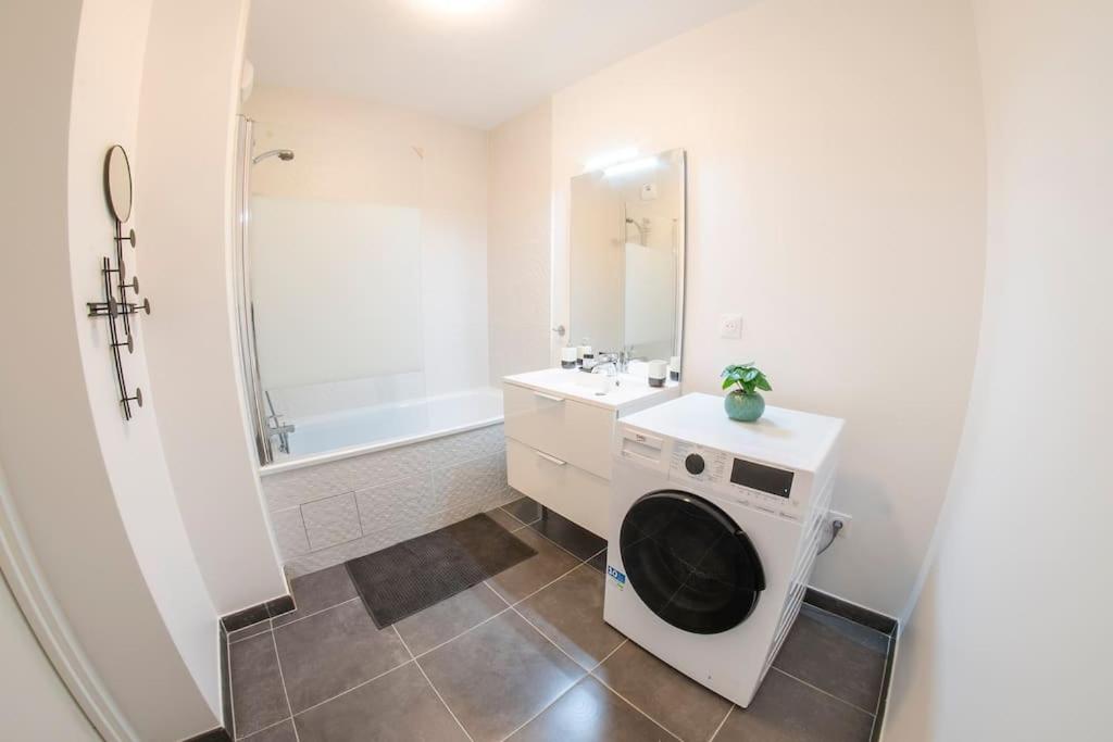 Paris & DisneyLand - 2min From Train Station - Private Indoor Parking
