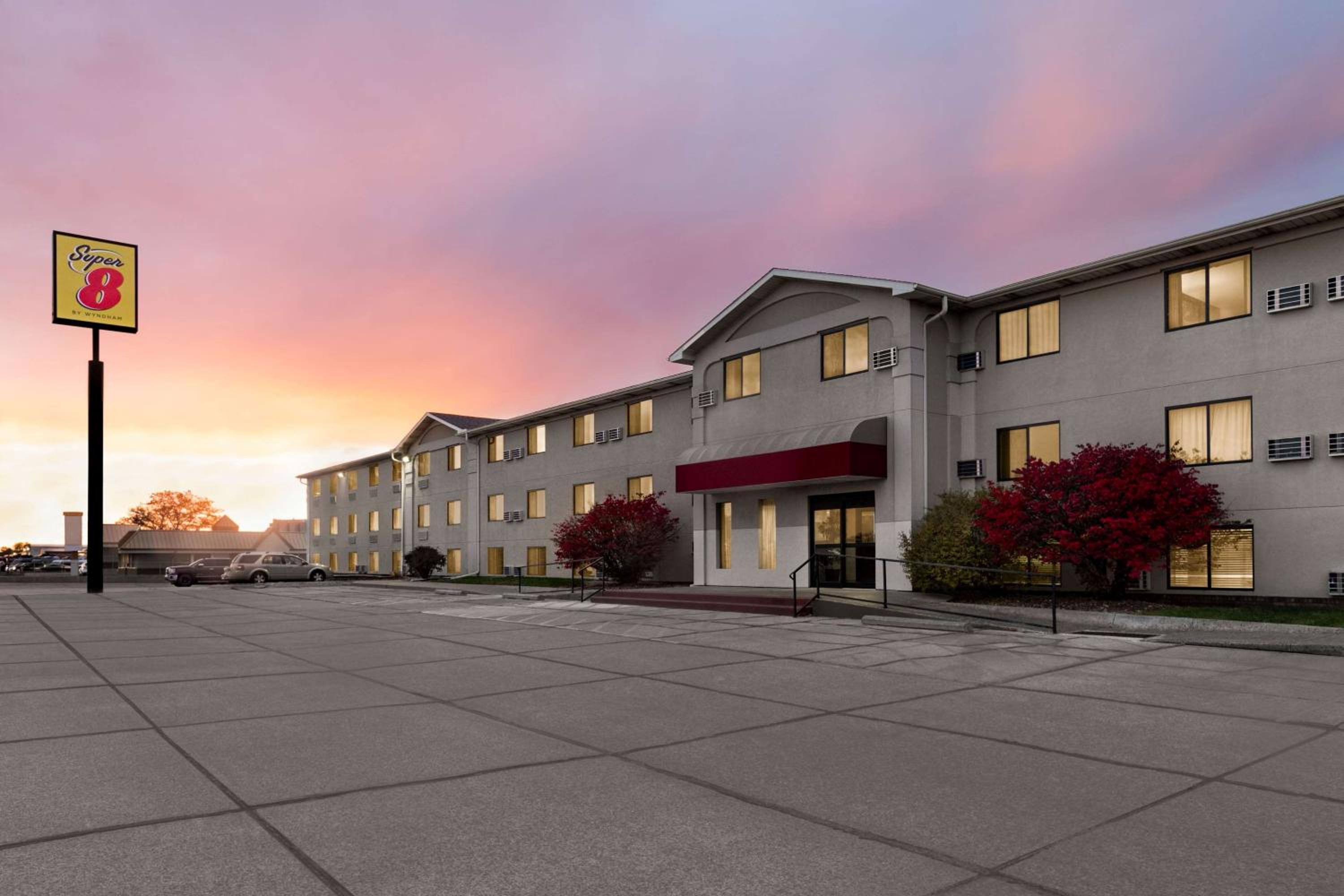 Super 8 by Wyndham Lincoln North view 3