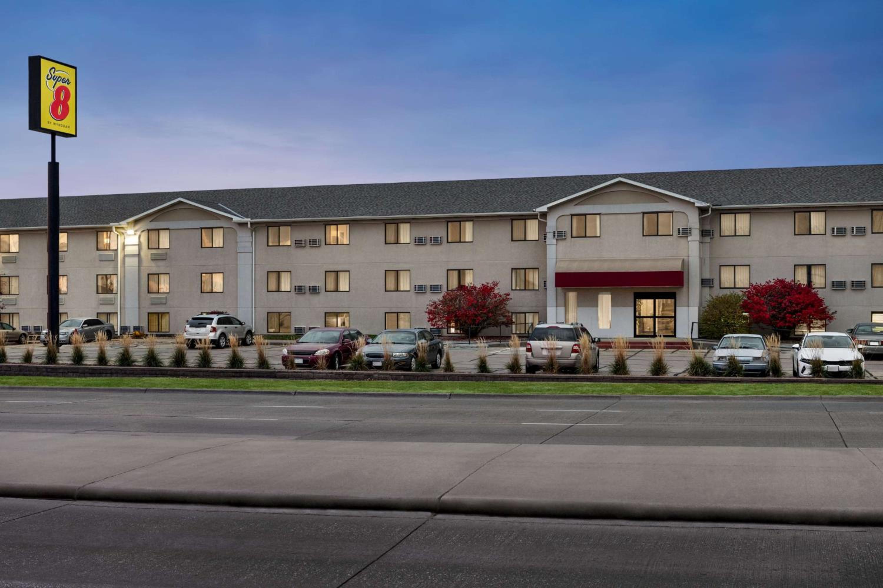 Super 8 by Wyndham Lincoln North view 4