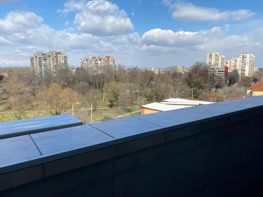 Modern 1BR Apartment with Garden View & Free street parking view 5