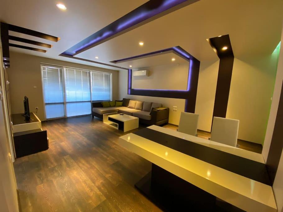 Modern 1BR Apartment with Garden View & Free street parking view 3