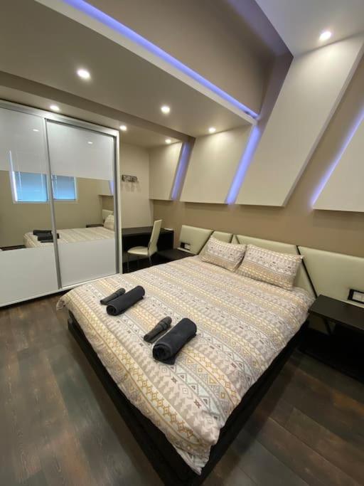 Modern 1BR Apartment with Garden View & Free street parking view 2