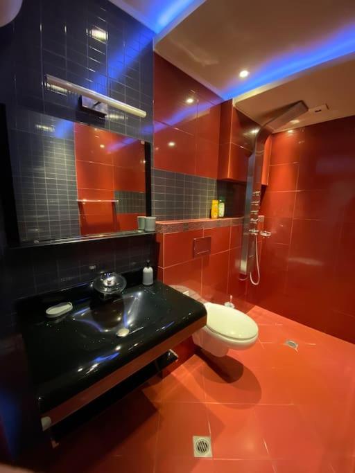 Modern 1BR Apartment with Garden View & Free street parking view 4