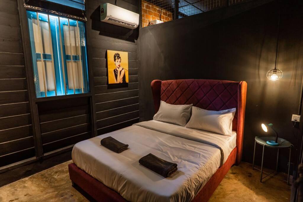 Kluang Swimming Pool Blues 11 Retro Homestay