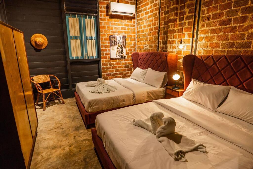 Kluang Swimming Pool Blues 11 Retro Homestay