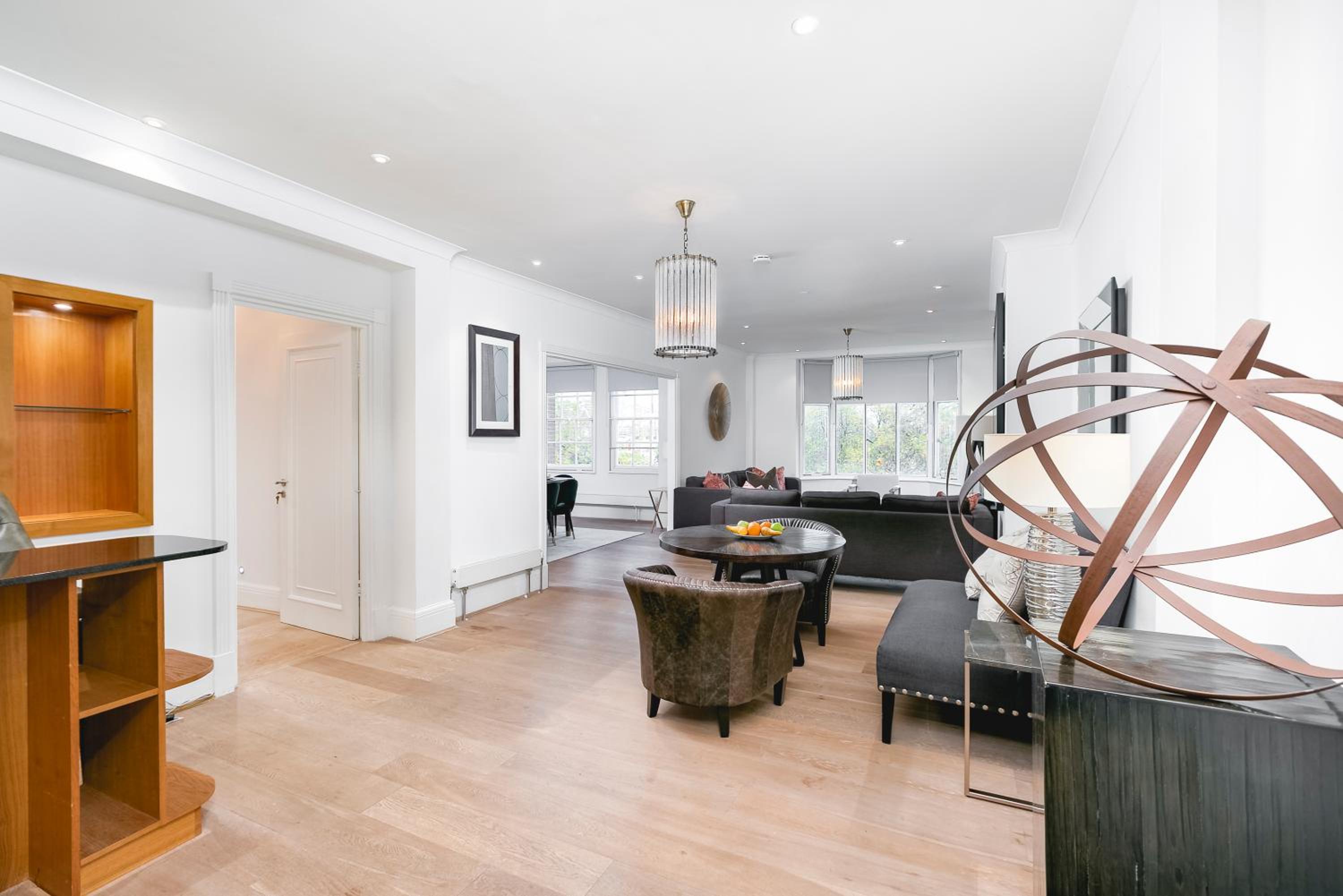 ' Luxury & Spacious AirConditioned 4 Bed 4 Bath Apartment '