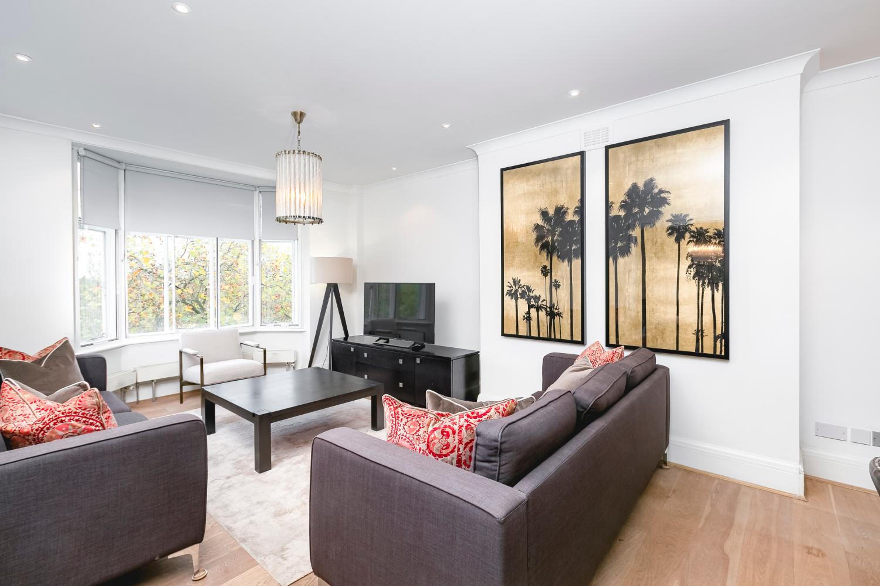 ' Luxury & Spacious AirConditioned 4 Bed 4 Bath Apartment '