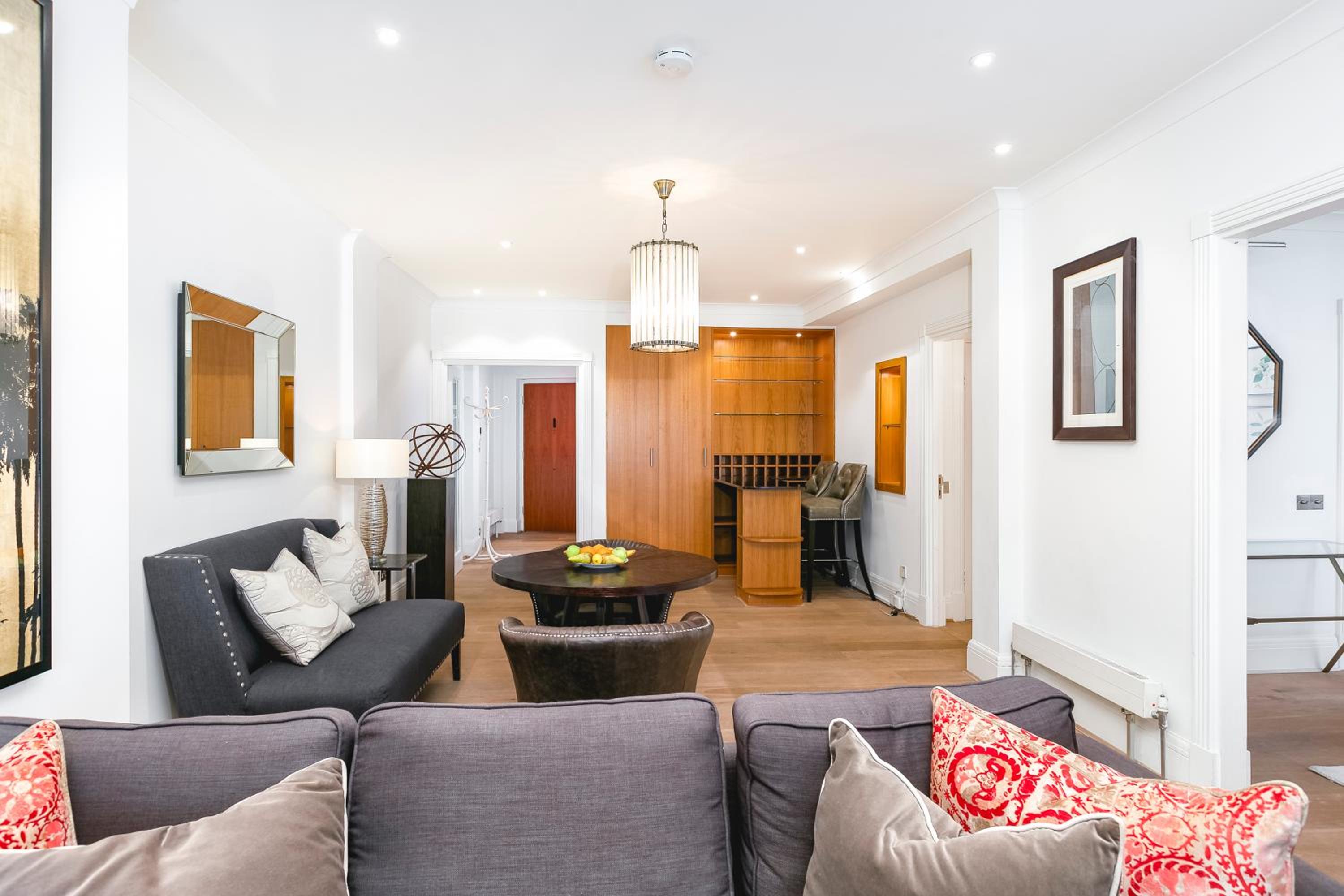 ' Luxury & Spacious AirConditioned 4 Bed 4 Bath Apartment '