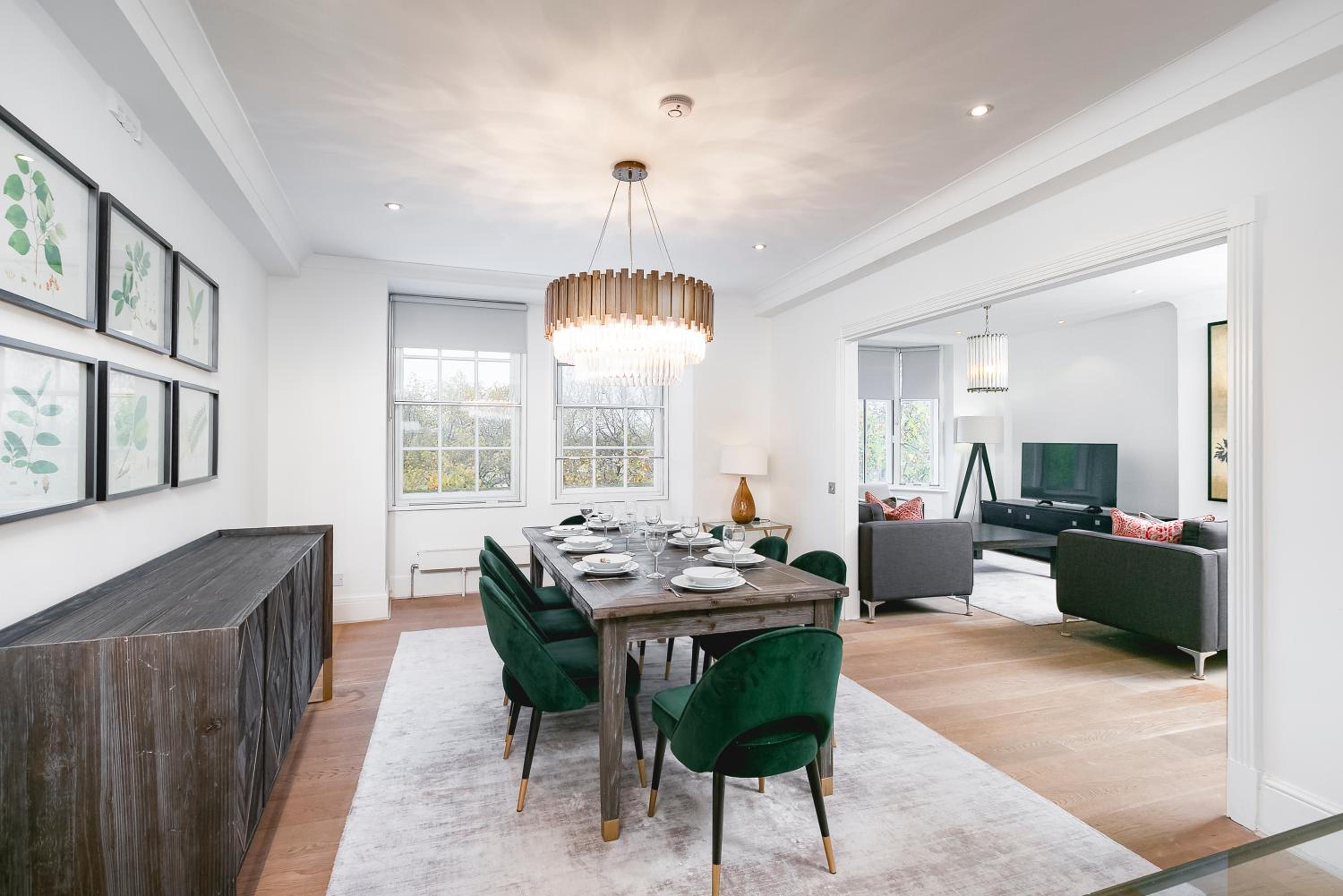 ' Luxury & Spacious AirConditioned 4 Bed 4 Bath Apartment '